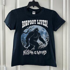 Bigfoot Lives! Museum Of The Weird Gildan Softstyle Black Graphic T-Shirt S 100%